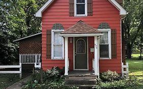 Downtown 2 Bedroom Cottage, Sleeps 6, Walking Distance To Honeywell, Downtown Restaurants, Shopping